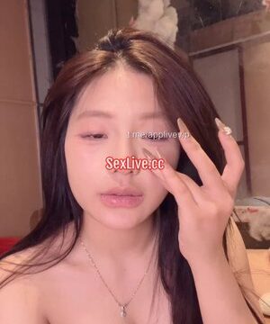 Lanxinhyeu phê lờ trên giường nhưng vẫn livestream